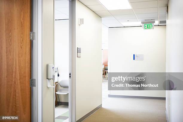 corridoio di un ufficio del medico - ambulatorio medico foto e immagini stock
