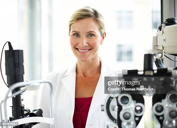 portrait of a female opthamologist - eye doctor stock pictures, royalty-free photos & images