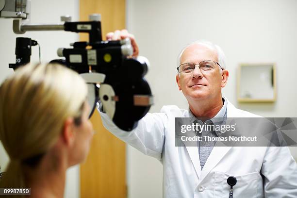 maduro médico a verificar uma visão do doente. - profissional de oftalmologia imagens e fotografias de stock