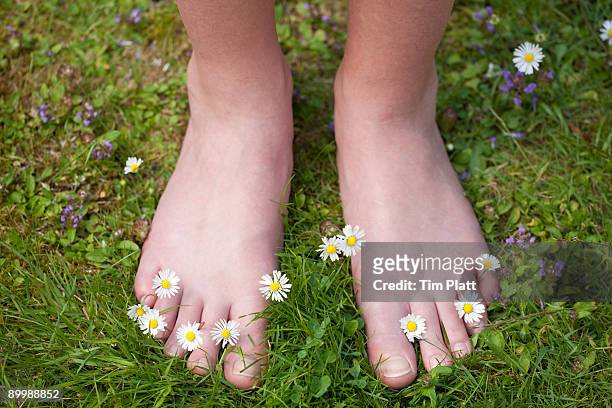 young girl standing on grass with bare feet. - toe - fotografias e filmes do acervo