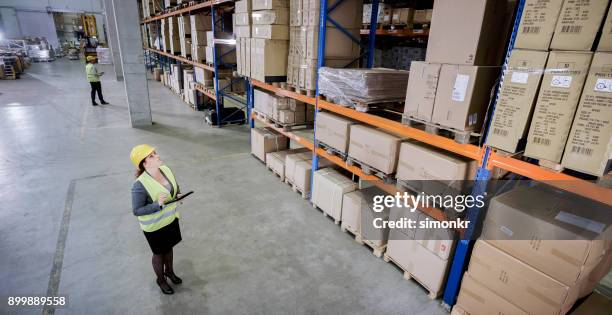 arbeider magazijnmedewerker - kousen stockfoto's en -beelden