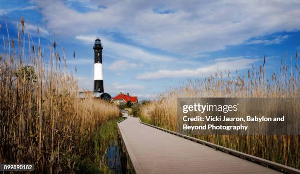 boardwalk to fire island lighthouse on a beautiful day - leuchtturm fire island stock-fotos und bilder