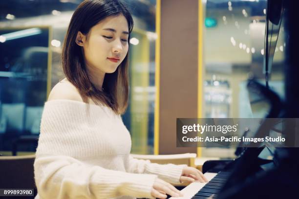 chica tocando el piano en un estudio de grabación, shanghai, china - micrófono de condensador fotografías e imágenes de stock