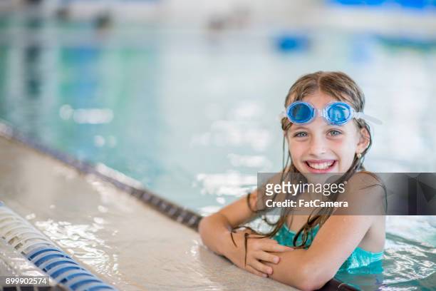 riposarsi - child swimming foto e immagini stock