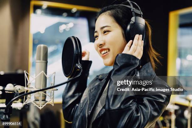 chica cantando en un estudio de grabación, shanghai, china - micrófono de condensador fotografías e imágenes de stock