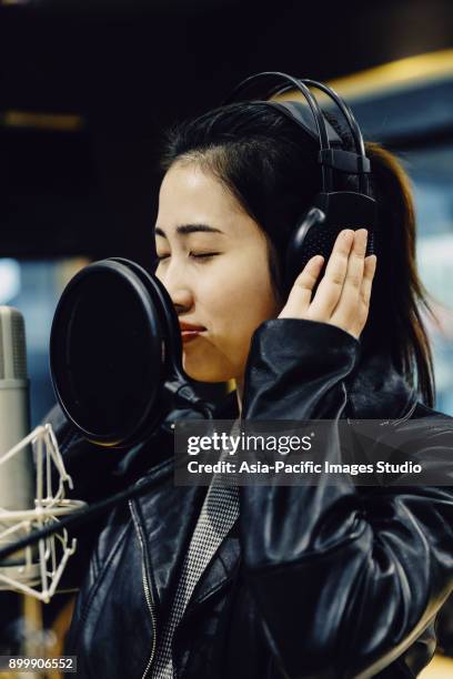 chica cantando en un estudio de grabación, shanghai, china - micrófono de condensador fotografías e imágenes de stock