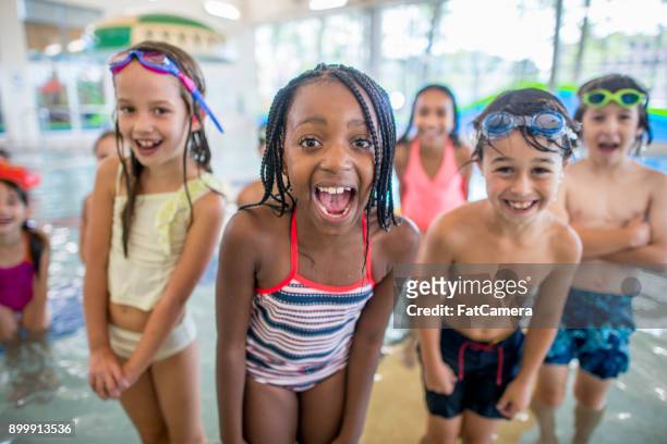 genieten van tijd bij het zwembad - child swimming stockfoto's en -beelden