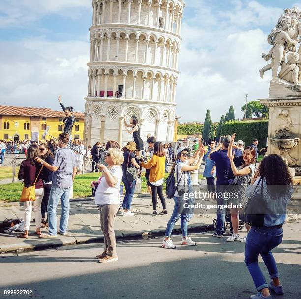 leanding tower of pisa - posing for photos - torre de pisa imagens e fotografias de stock