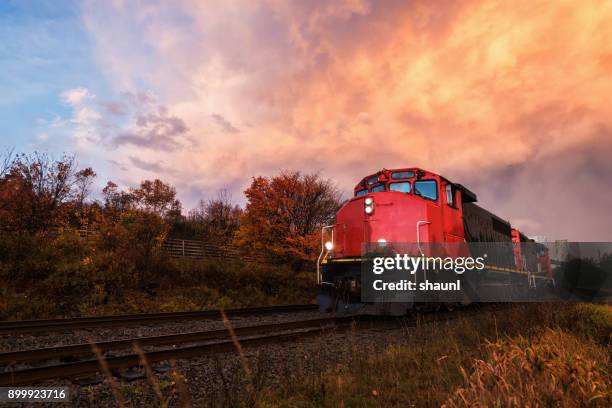 güterzug-sonnenuntergang - boxcar stock-fotos und bilder