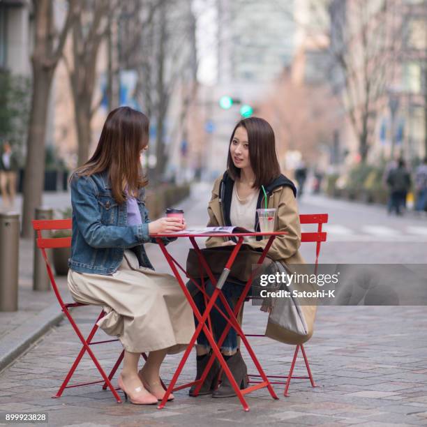 女友達の屋外カフェで休憩 - cafe table chair outside ストックフォトと画像