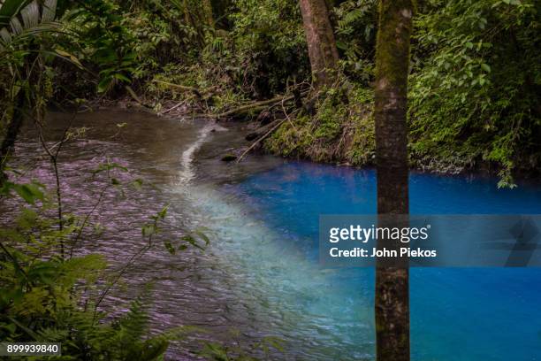 blue water transformation on rio celeste, costa rica - tenorio volcano national park stock pictures, royalty-free photos & images