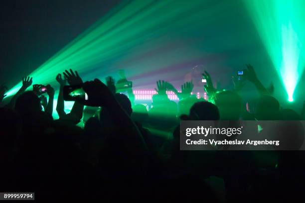 night clubbing in bangkok, lights and sounds of modern trance music - musica psichedelica foto e immagini stock