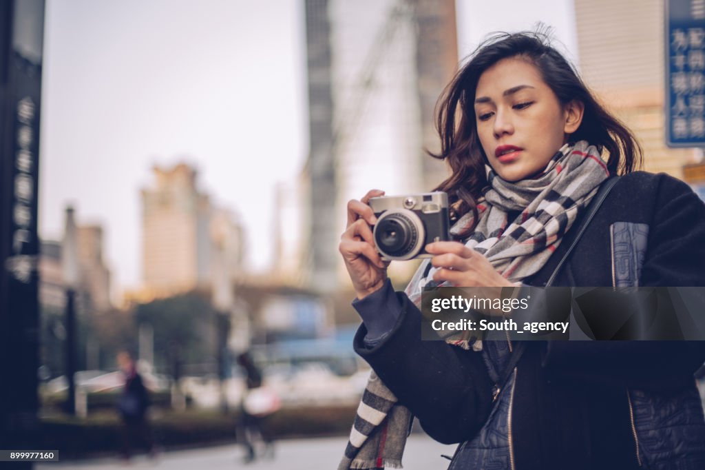 路上で若い女性写真家