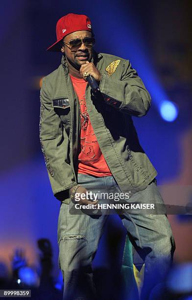 Jamaican American reggae singer Shaggy performs on stage during the event "The Dome" in Cologne, western Germany on August 21, 2009. AFP PHOTO DDP/...