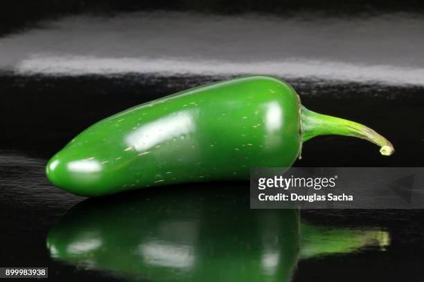 green jalapeno pepper (capsicum annuum) - bolet poivré photos et images de collection