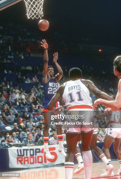 Bernard King of the New Jersey Nets shoots the ball against the Washington Bullets during an NBA basketball game circa 1978 at the Capital Centre in...