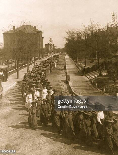 25th anniversary of Tuskegee Inst., Ala., 1906: Women in procession