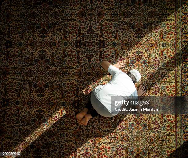 muslim child inside mosque praying - pregare fede foto e immagini stock