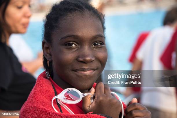female swimmer at a swim meet. - schwimmwettkampf stock-fotos und bilder