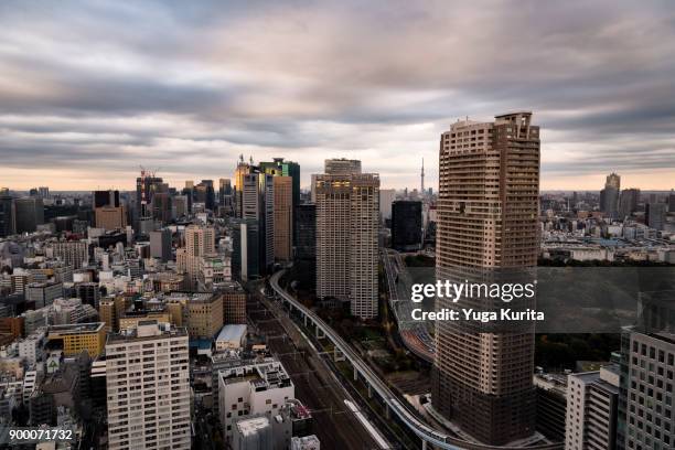 tokyo skyline with the tokyo skytree - tokyo world trade center photos et images de collection