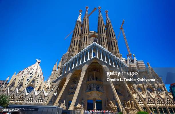 sagrada família in barcelona, spain - família fotografías e imágenes de stock