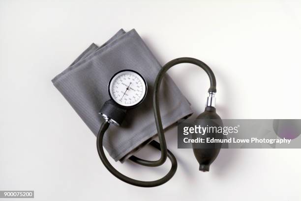 blood pressure cuff on white background. - fourniture médicale photos et images de collection