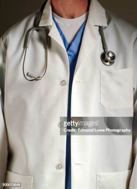 medical doctor in white lab coat with stethoscope. - casacca foto e immagini stock