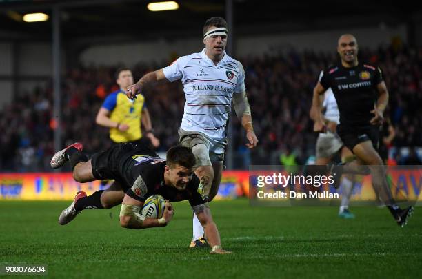 Henry Slade of Exeter Chiefs dives over to score his side's second try during the Aviva Premiership match between Exeter Chiefs and Leicester Tigers...