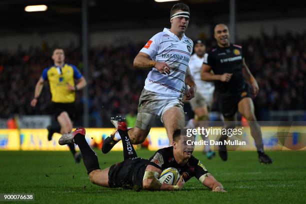Henry Slade of Exeter Chiefs dives over to score his side's second try during the Aviva Premiership match between Exeter Chiefs and Leicester Tigers...