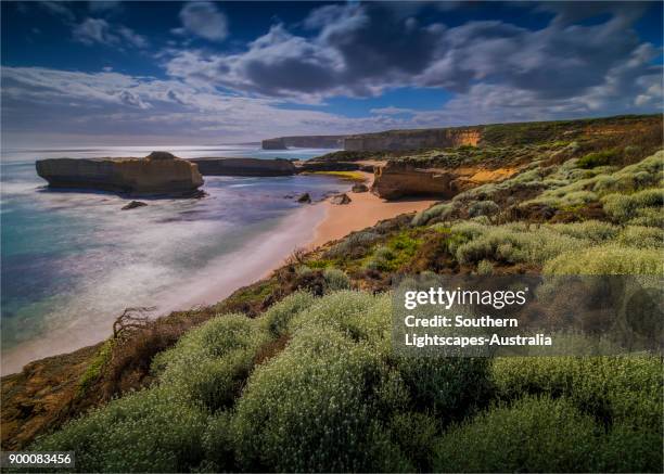 a view along the coastline of thunder bay on the shipwreck coast, port campbell, victoria, australia - great ocean road stock pictures, royalty-free photos & images