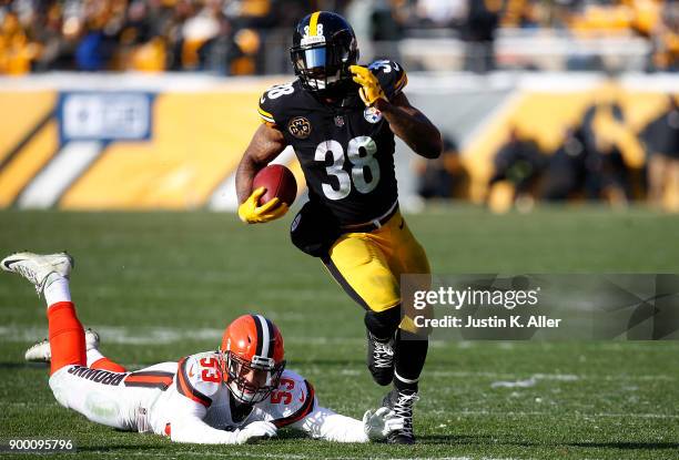 Stevan Ridley of the Pittsburgh Steelers carries the ball against the Cleveland Browns in the first quarter during the game at Heinz Field on...