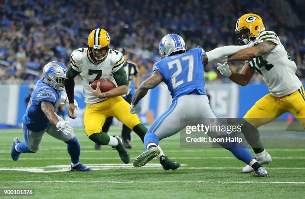 Quarterback Brett Hundley of the Green Bay Packers runs with the ball against Glover Quin and Quandre Diggs during the first half at Ford Field on...