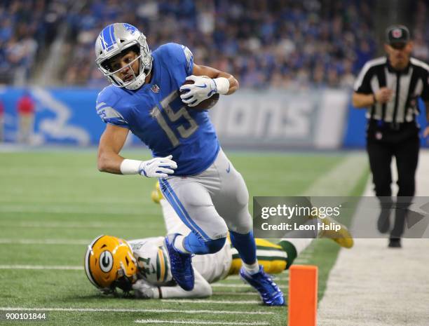 Golden Tate of the Detroit Lions runs for yardage against Lenzy Pipkins of the Green Bay Packers during the first half at Ford Field on December 31,...