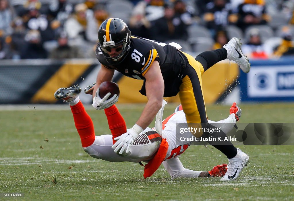 Cleveland Browns v Pittsburgh Steelers
