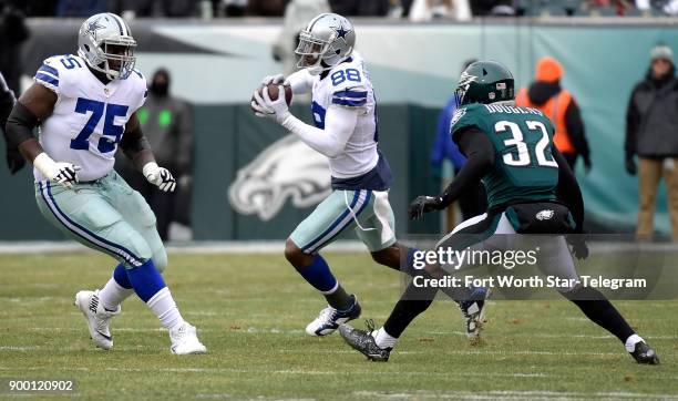 Dallas Cowboys wide receiver Dez Bryant catches the ball in front of Philadelphia Eagles cornerback Rasul Douglas during the first half at Lincoln...