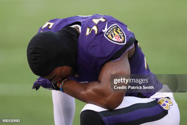 Linebacker Tyus Bowser of the Baltimore Ravens prays prior to the game against the Cincinnati Bengals at M&T Bank Stadium on December 31, 2017 in...