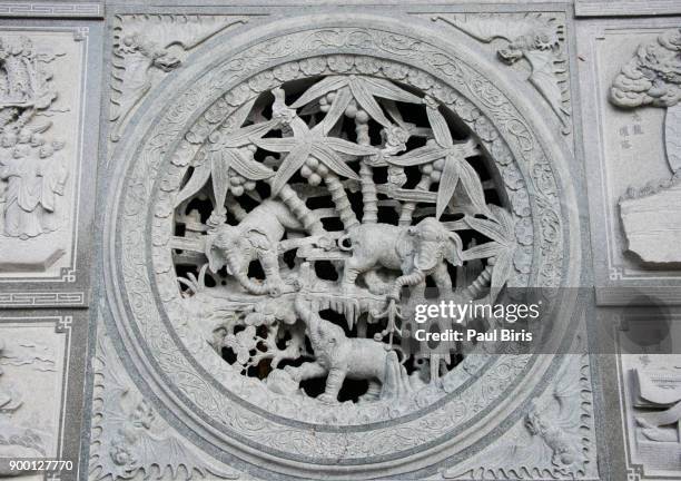 wall details, kek lok si buddhist temple penang, malaysia - george town penang stockfoto's en -beelden