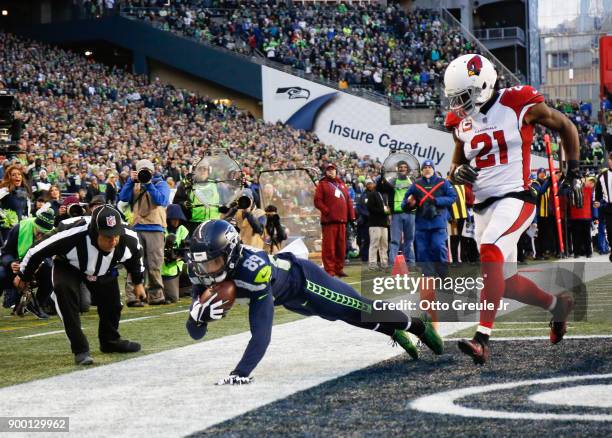Wide receiver Doug Baldwin of the Seattle Seahawks brings in a 29 yard touchdown against cornerback Patrick Peterson of the Arizona Cardinals during...
