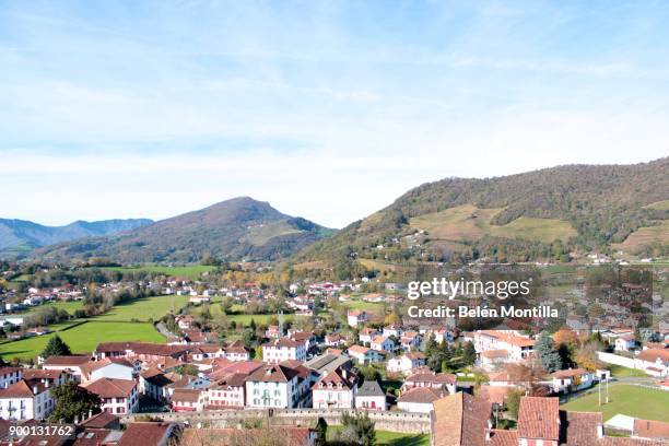 saint jean pied de port - saint jean pied de port stock-fotos und bilder
