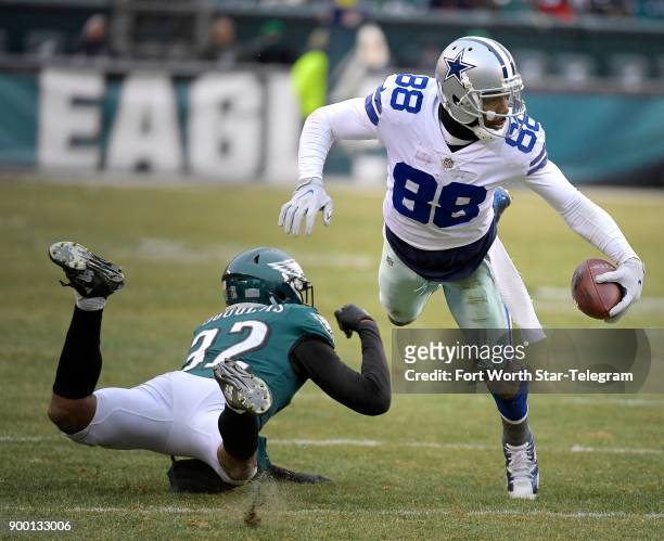 Dallas Cowboys wide receiver Dez Bryant fights for yards over Philadelphia Eagles cornerback Rasul Douglas during the second half at Lincoln...