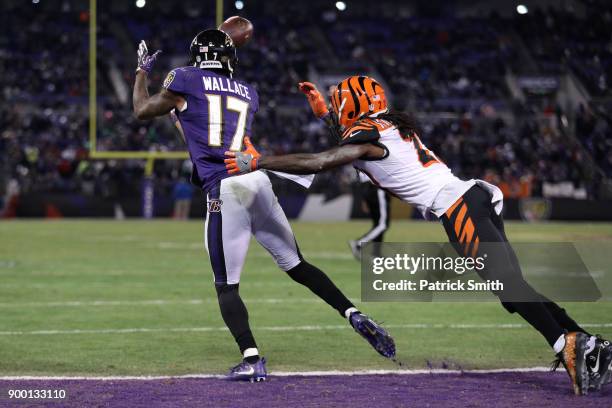 Wide Receiver Mike Wallace of the Baltimore Ravens catches a touchdown in the fourth quarter against the Cincinnati Bengals at M&T Bank Stadium on...