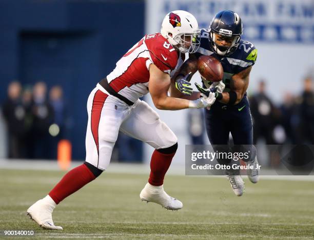 Free safety Earl Thomas of the Seattle Seahawks nearly intercepts the ball against tight end Troy Niklas of the Arizona Cardinals in the fourth...