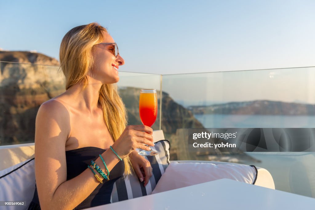 Cocktail trinken & genießen den Sonnenuntergang Meerblick