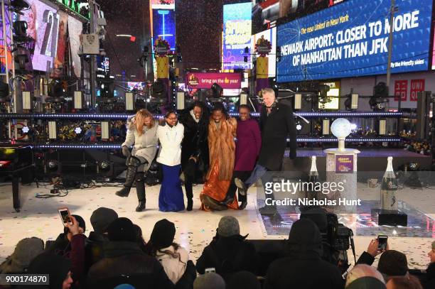 Tarana Burke , Chirlane McCray and New York City Mayor Bill de Blasio pose onstage at the Dick Clark's New Year's Rockin' Eve with Ryan Seacrest 2018...