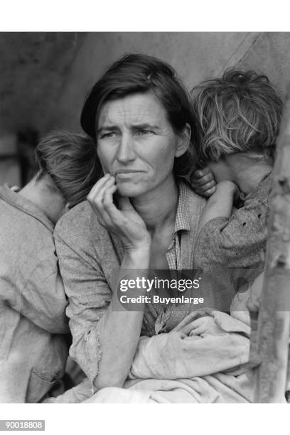 Destitute pea pickers in California. Mother of seven children. Age thirty-two. Nipomo, California; Florence Thompson with three of her children in a...