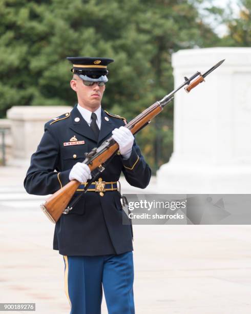 ceremonial guard, tomb of the unknowns, arlington national cemetery, va, usa - us army parade stock pictures, royalty-free photos & images