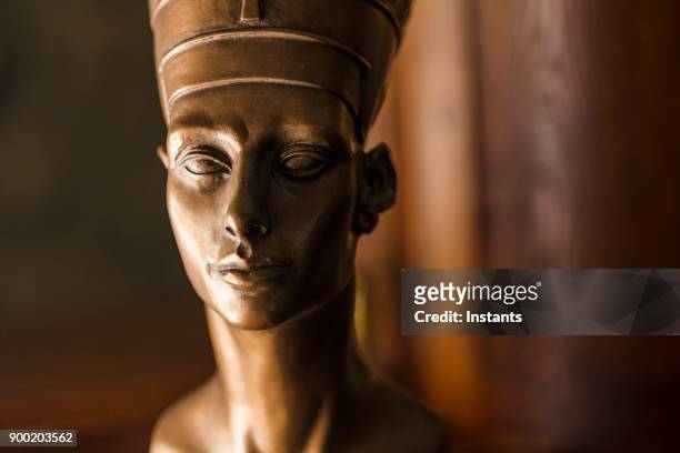 close-up van een bronzen buste voor gekleurde nefertiti, gemaakt met gips. - queen cleopatra vii of egypt stockfoto's en -beelden