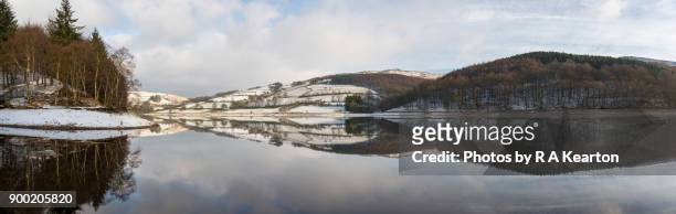 ladybower reservoir in winter, peak district, derbyshire - derwent stausee stock-fotos und bilder
