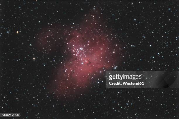 astronomical photography, m16 eagle nebula - nebulosa del águila fotografías e imágenes de stock