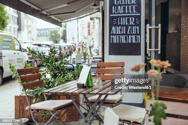 exterior view of an empty street cafe - café esplanada imagens e fotografias de stock